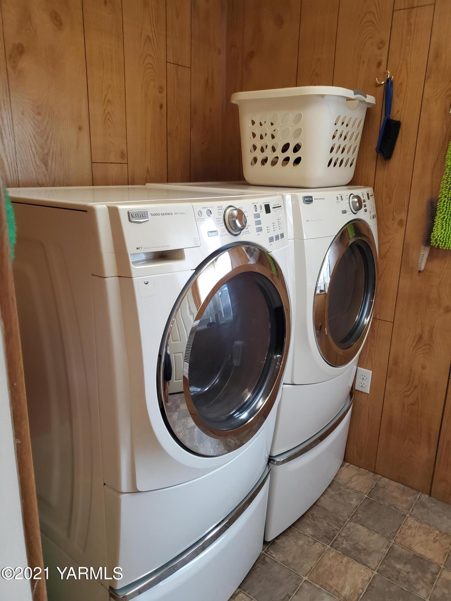 1090 Snipes Pump Road Sunnyside, WA 98944 - Photo 9 of 19 a utility room with dryer and washer