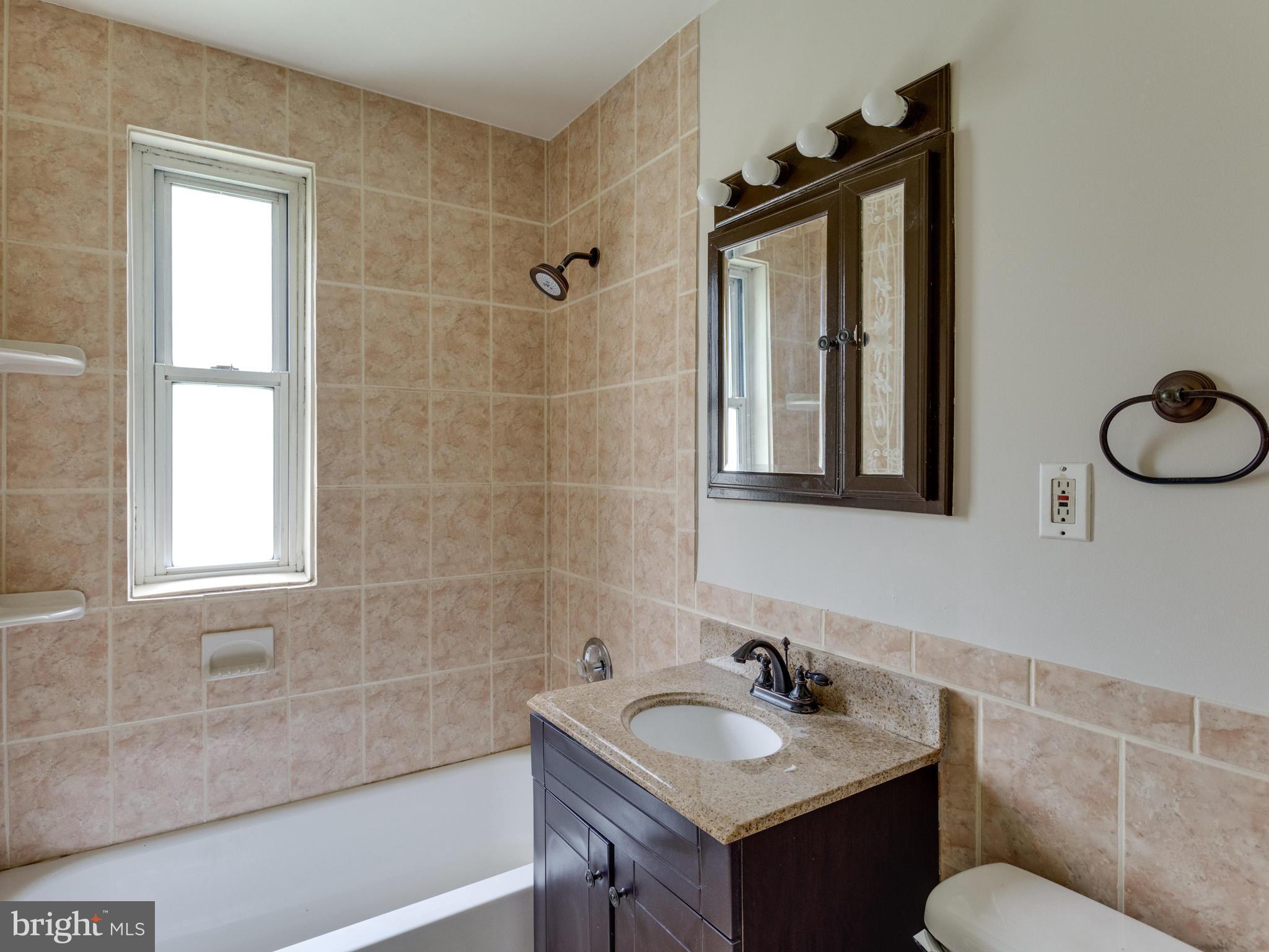 4312 2nd Road North, Unit 2 Arlington, VA 22203 - Photo 9 of 20 Bath