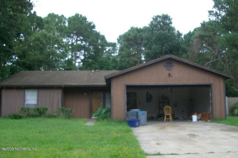 a view of a house with backyard and garden