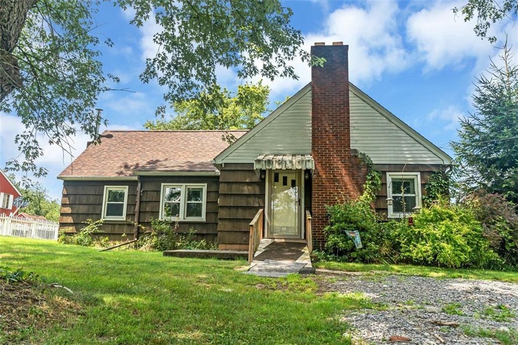 a view of a house with backyard and garden