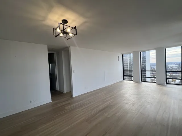 $2,700 | 1660 North LaSalle Drive, Unit 2812, Chicago, IL 60614