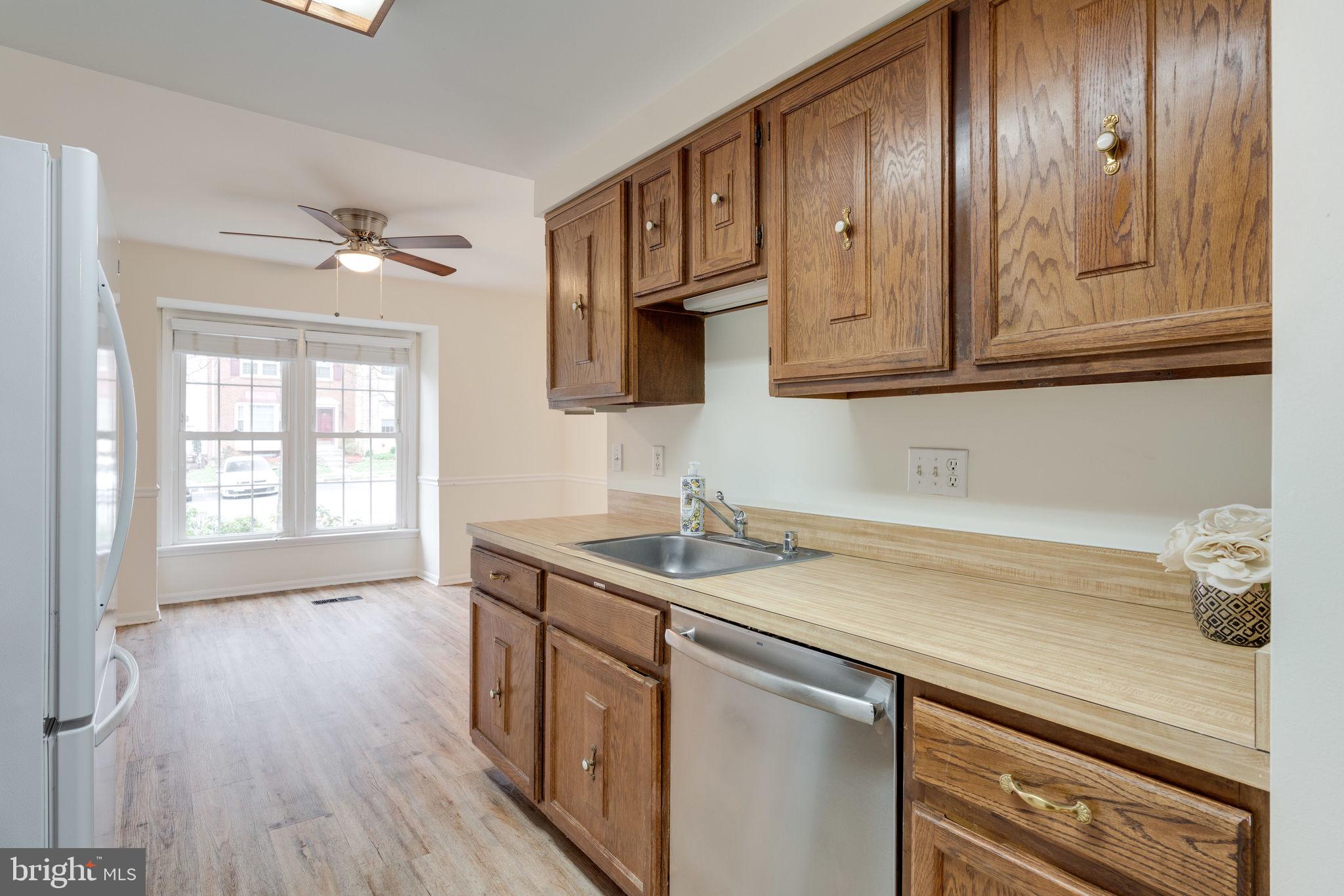 7902 Birchtree Court Springfield, VA 22152 - Photo 5 of 37 Sunny & Bright
