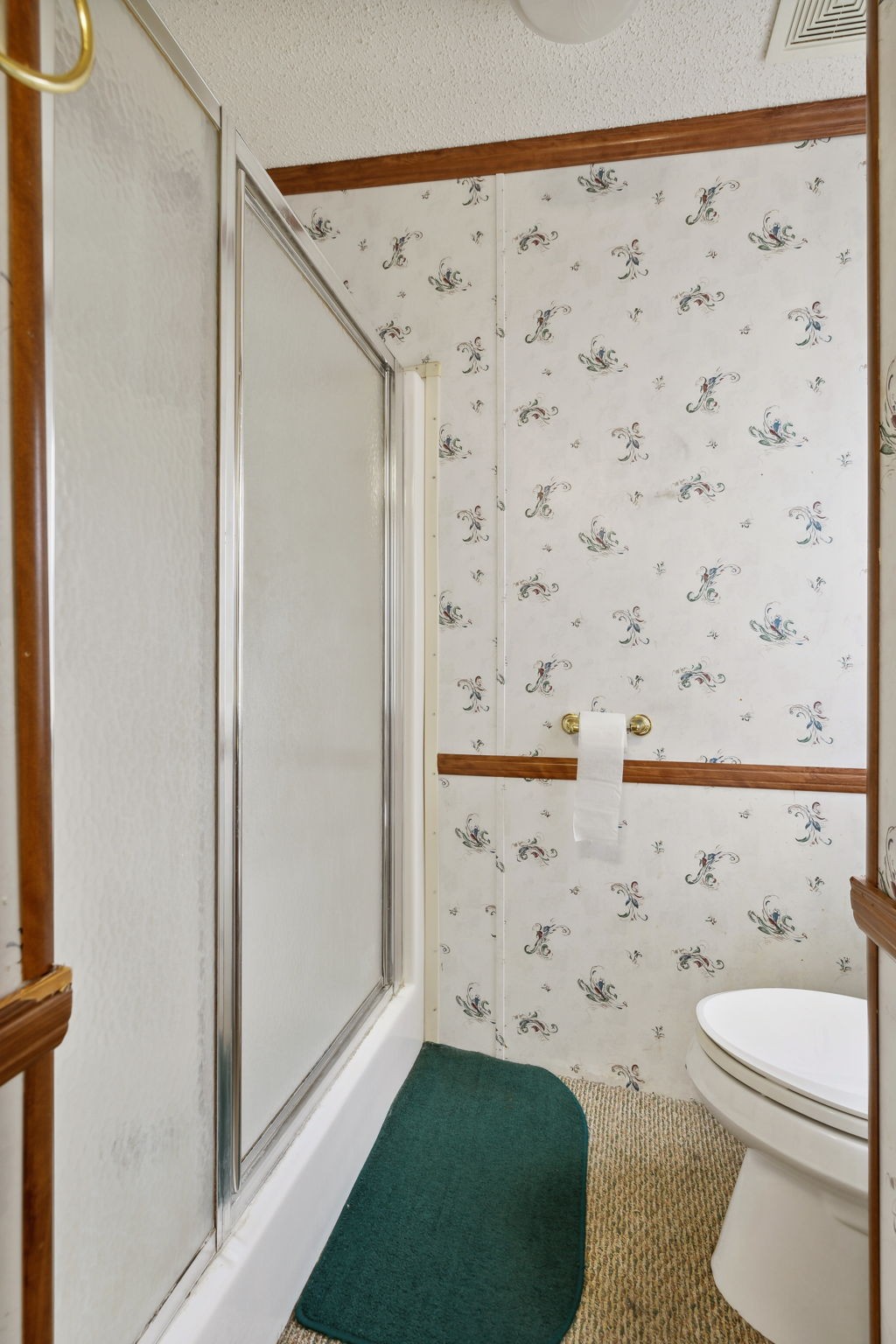3270 Rocky Valley Road Lebanon, TN 37090 - Photo 33 of 55 a bathroom with a toilet and a shower curtain