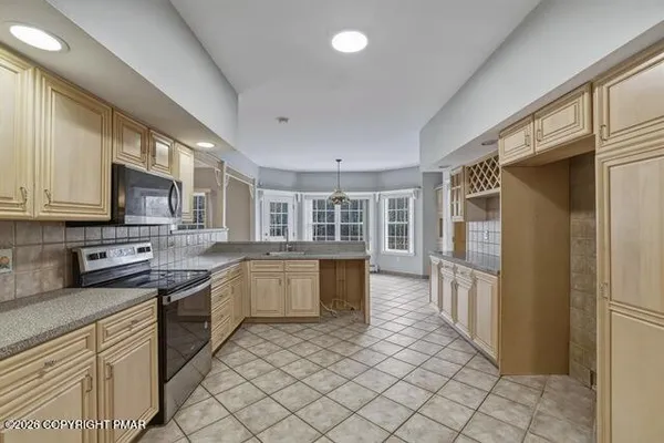 $624,900 | 267 Scenic Drive, Blakeslee, PA 18610