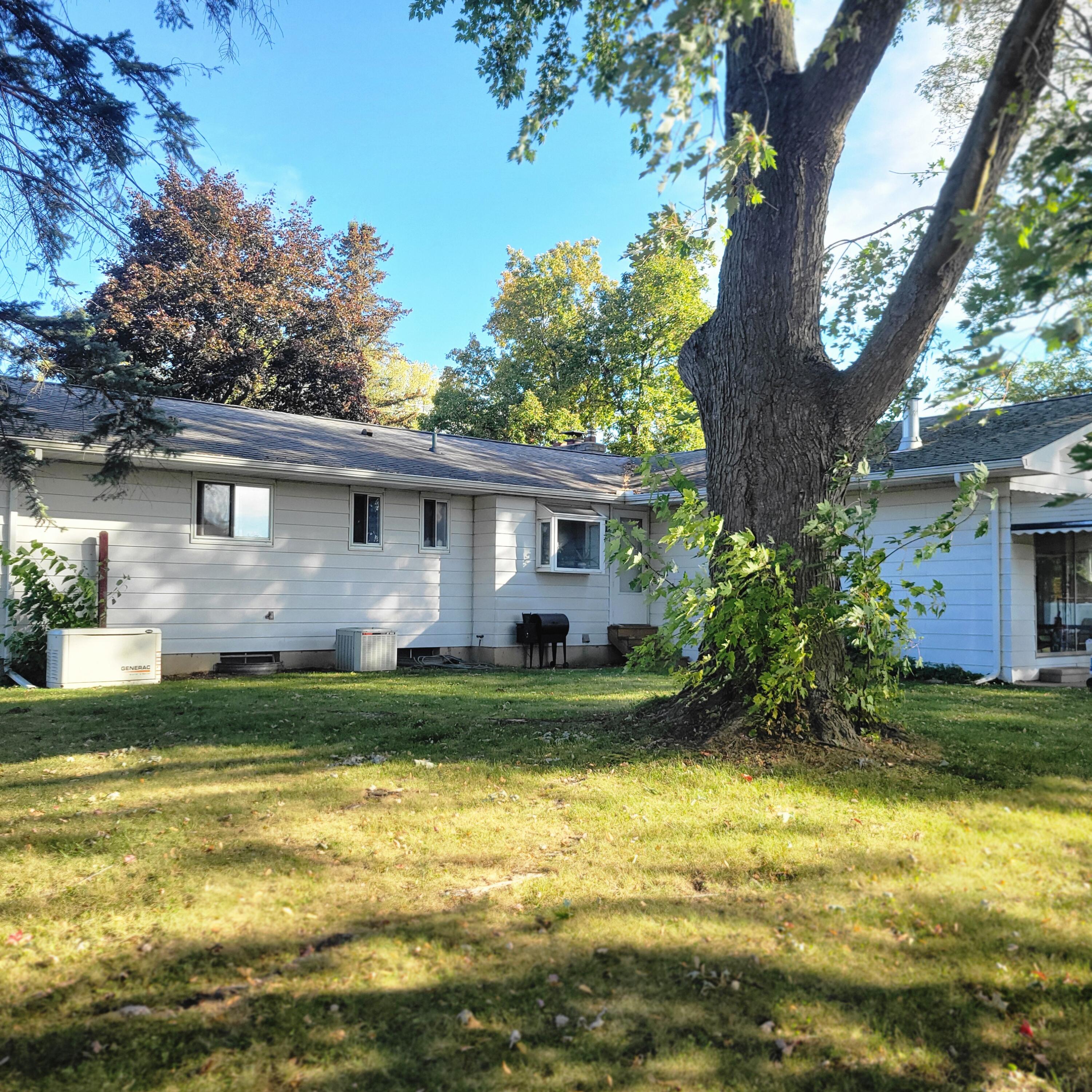 2479 North Long Lake Road Fenton, MI 48430 - Photo 3 of 21 1000036617