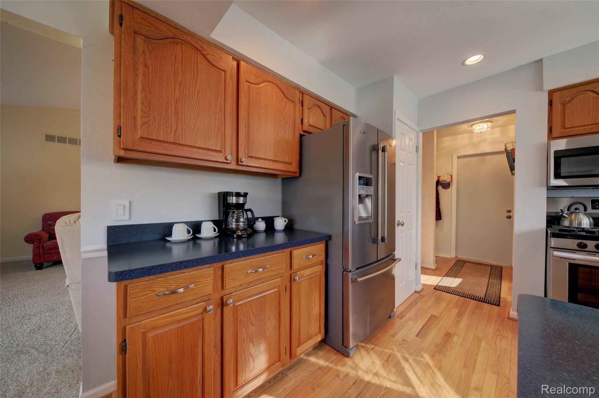45133 Rector Drive Canton, MI 48188 - Photo 17 of 36 17 Kitchen.jpg