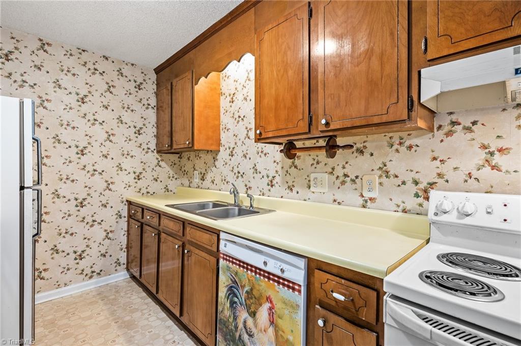 5747 Bramblegate Road, Unit A Greensboro, NC 27409 - Photo 7 of 19 Gallery Image 7
