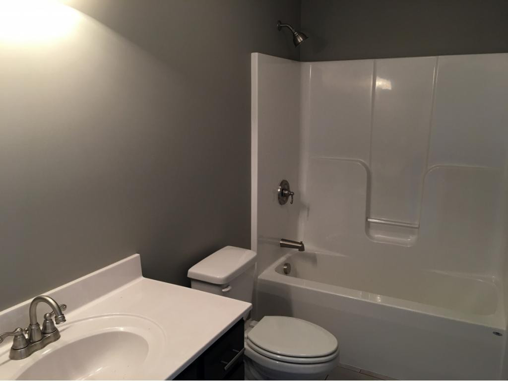 2930 Southbridge Road Kingsport, TN 37664 - Photo 10 of 10 Hall bath