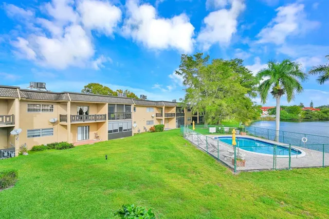 $1,995 | 5900 Northwest 17th Place, Unit 215, Sunrise, FL 33313