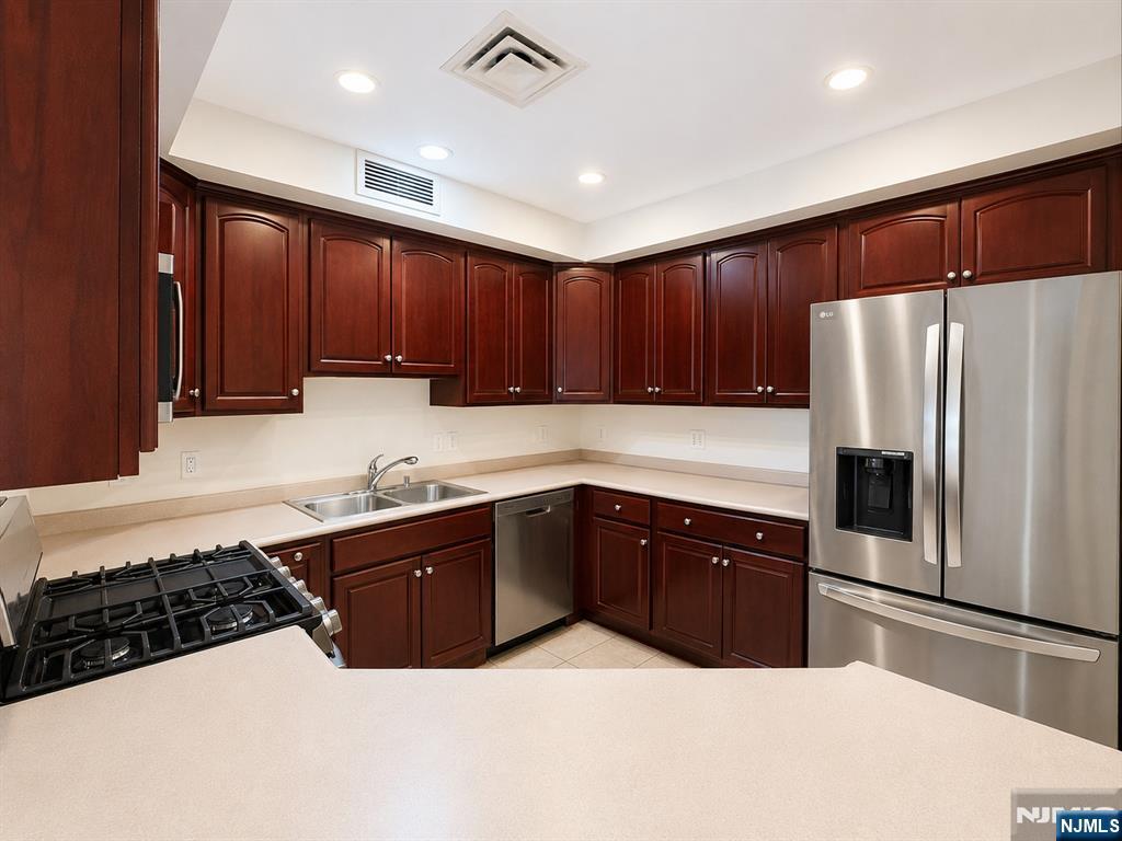 1-orient W Orient Way, Unit 305 Rutherford, NJ 07070 - Photo 9 of 48
