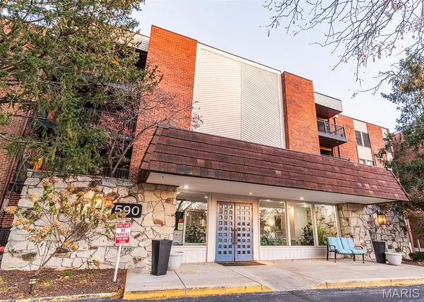 $250,000 | 590 Sarah Lane, Unit 208, Creve Coeur, MO 63141