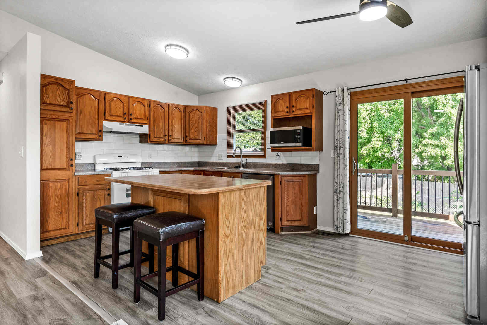 2724 Rocksbury Drive Bloomington, IL 61705 - Photo 8 of 28 Gallery Image 8