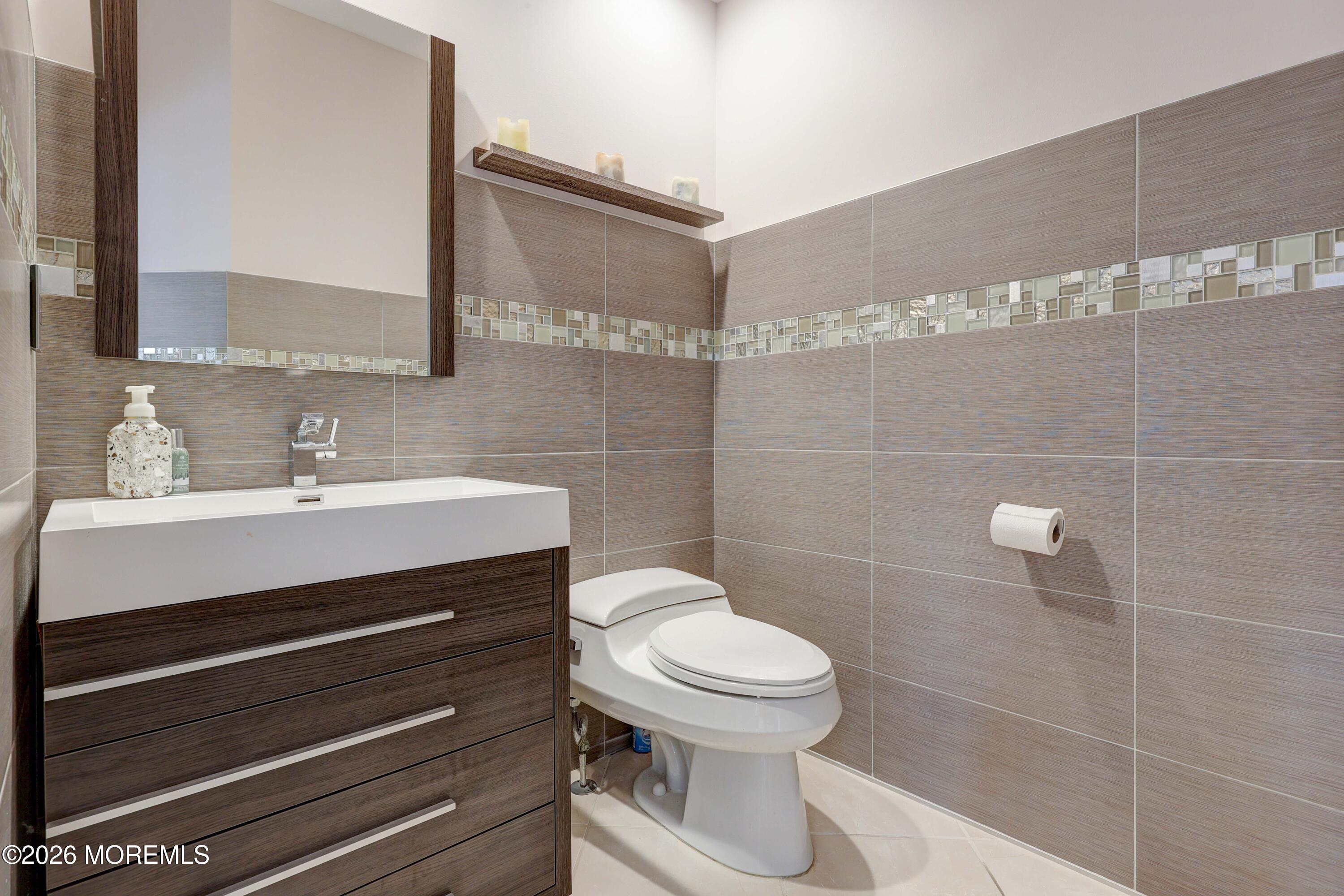 14 Emily Road Manalapan, NJ 07726 - Photo 37 of 44 Powder Room