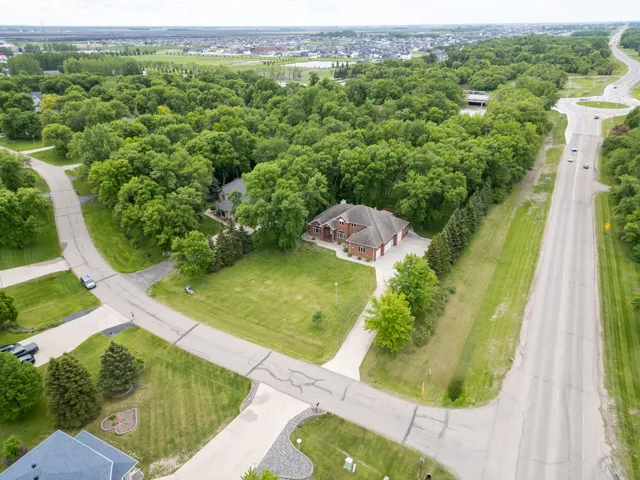 $999,900 | 106 50th Avenue East, West Fargo, ND 58078