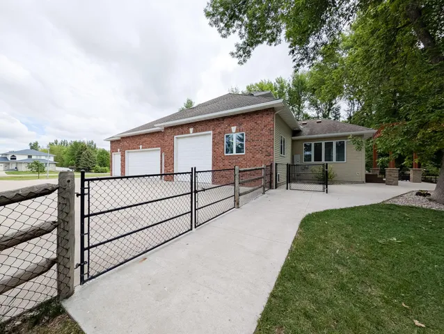 $999,900 | 106 50th Avenue East, West Fargo, ND 58078