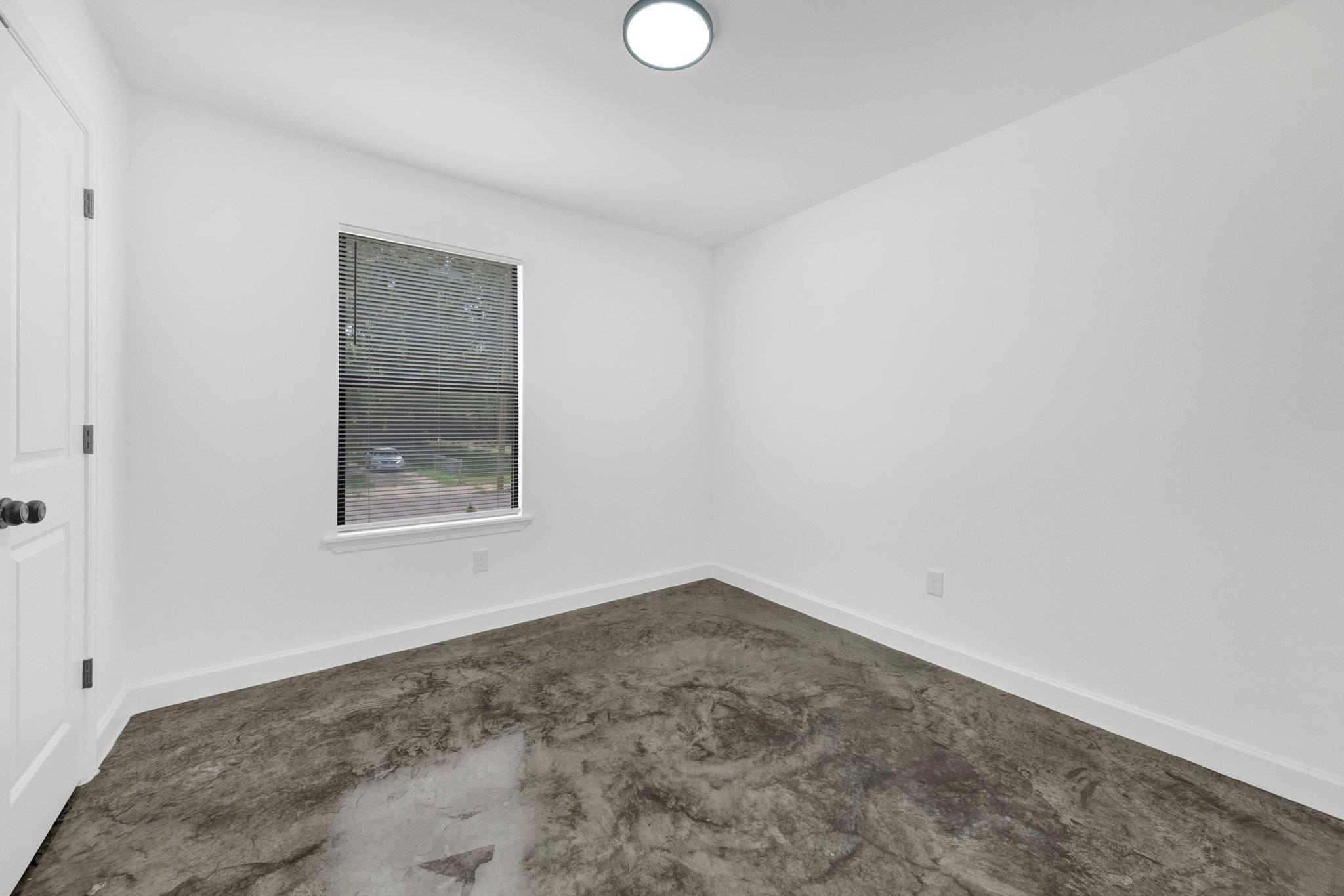 653 Gilleas Road Memphis, TN 38109 - Photo 22 of 24 a view of a small space with window