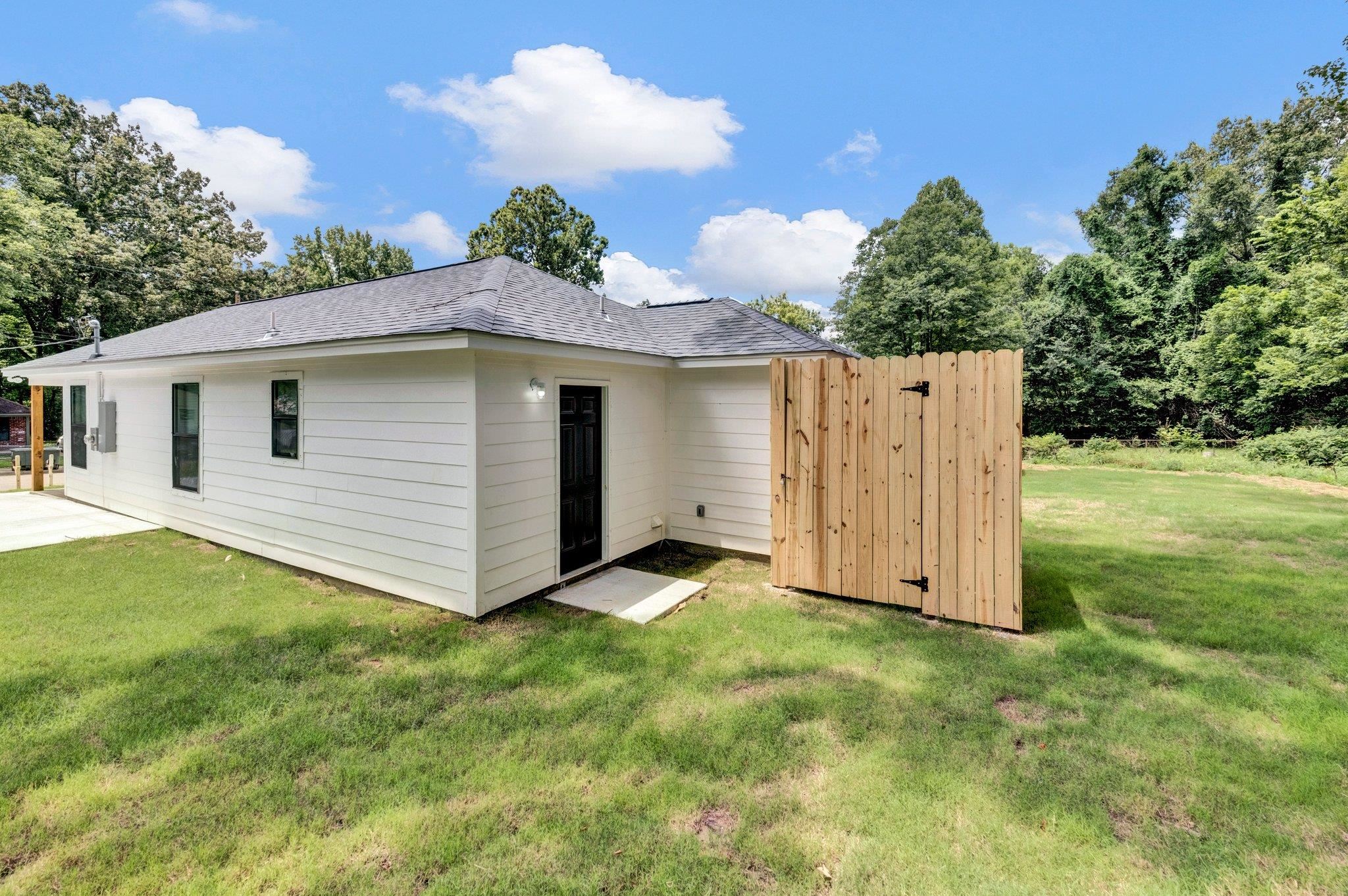 653 Gilleas Road Memphis, TN 38109 - Photo 7 of 24 a view of a backyard with a barn