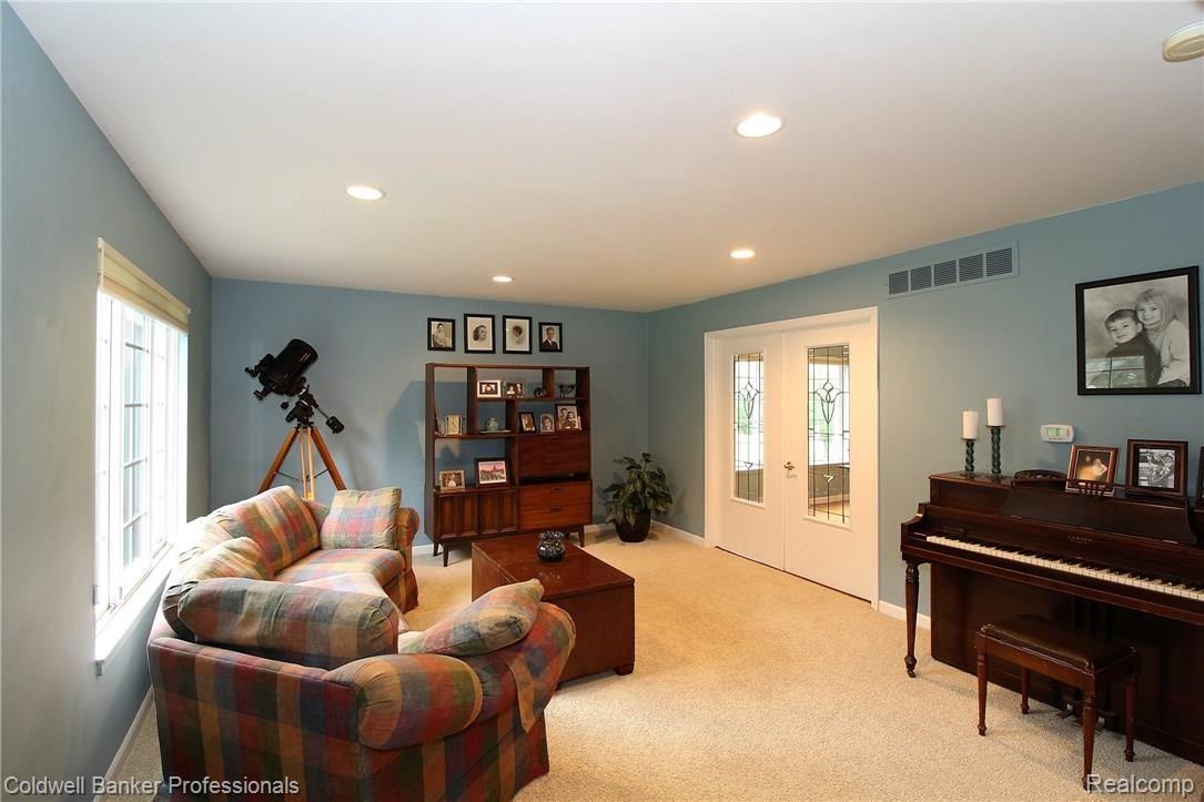 787 Dutton Road Rochester, MI 48306 - Photo 8 of 41 ColeSteve (36).jpg