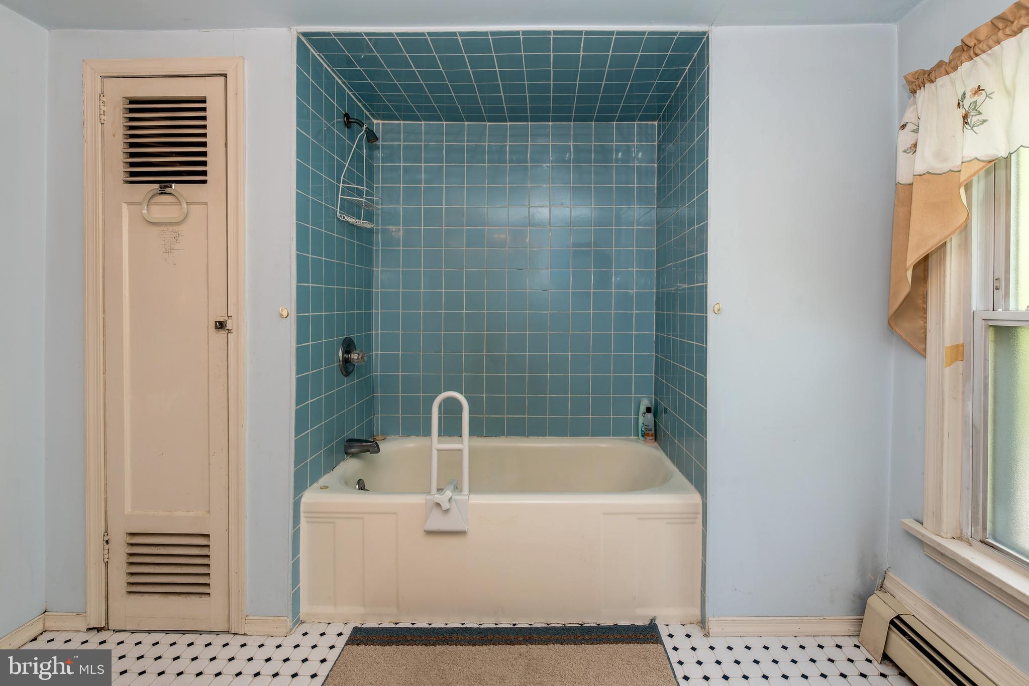 9516 Highland Street Mauricetown, NJ 08329 - Photo 37 of 53 a bathroom with a bathtub