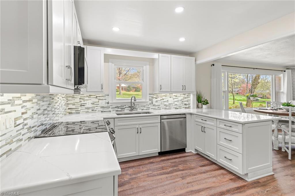 6313 Arden Circle Clemmons, NC 27012 - Photo 4 of 34 Spacious and open kitchen