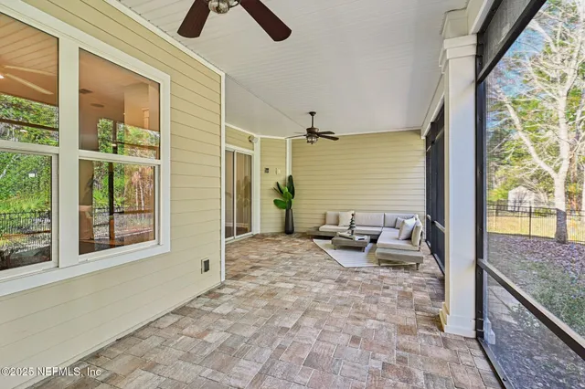 a view of a backyard