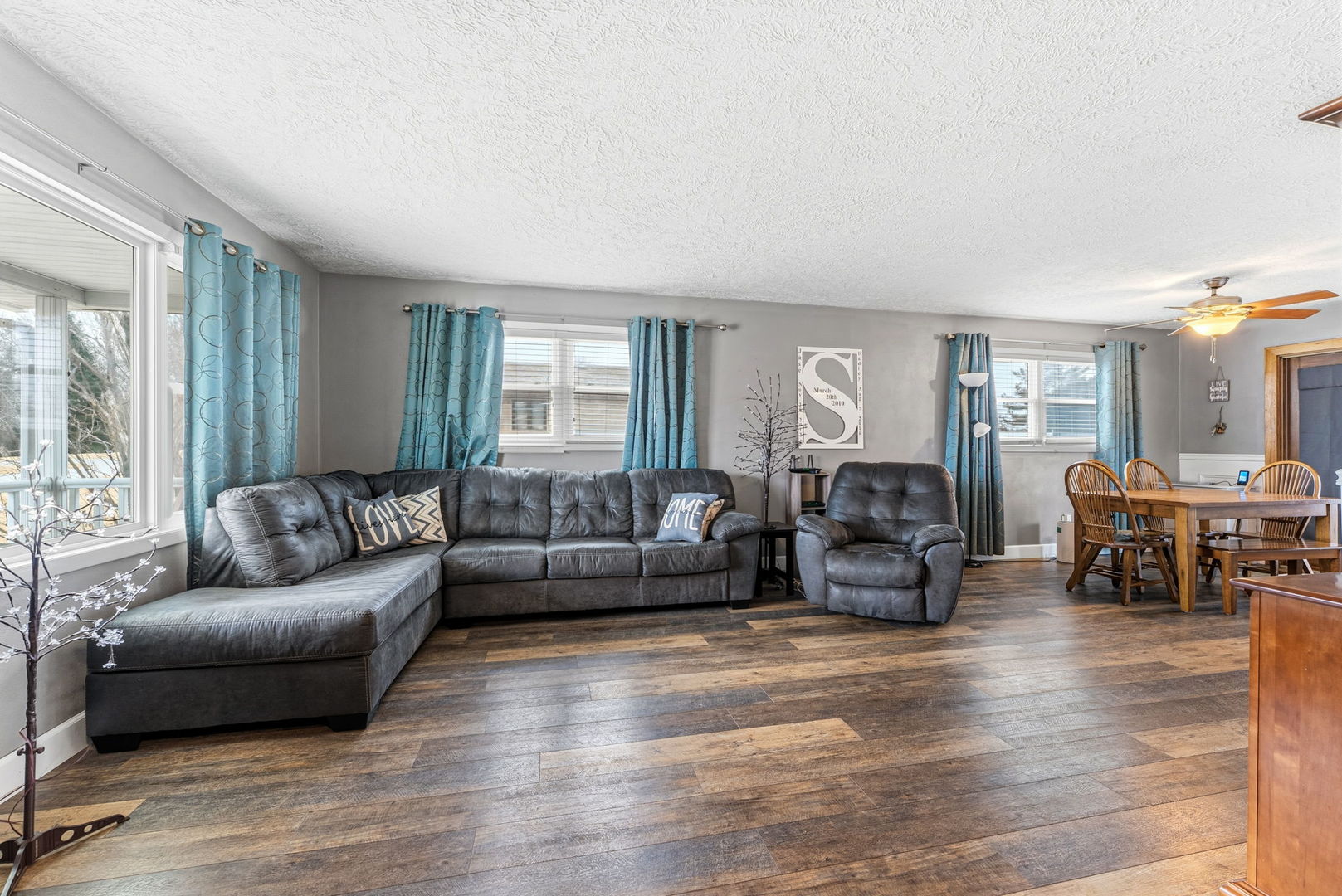 404 Southwest 10th Street Aledo, IL 61231 - Photo 3 of 27 a living room with furniture and a large window