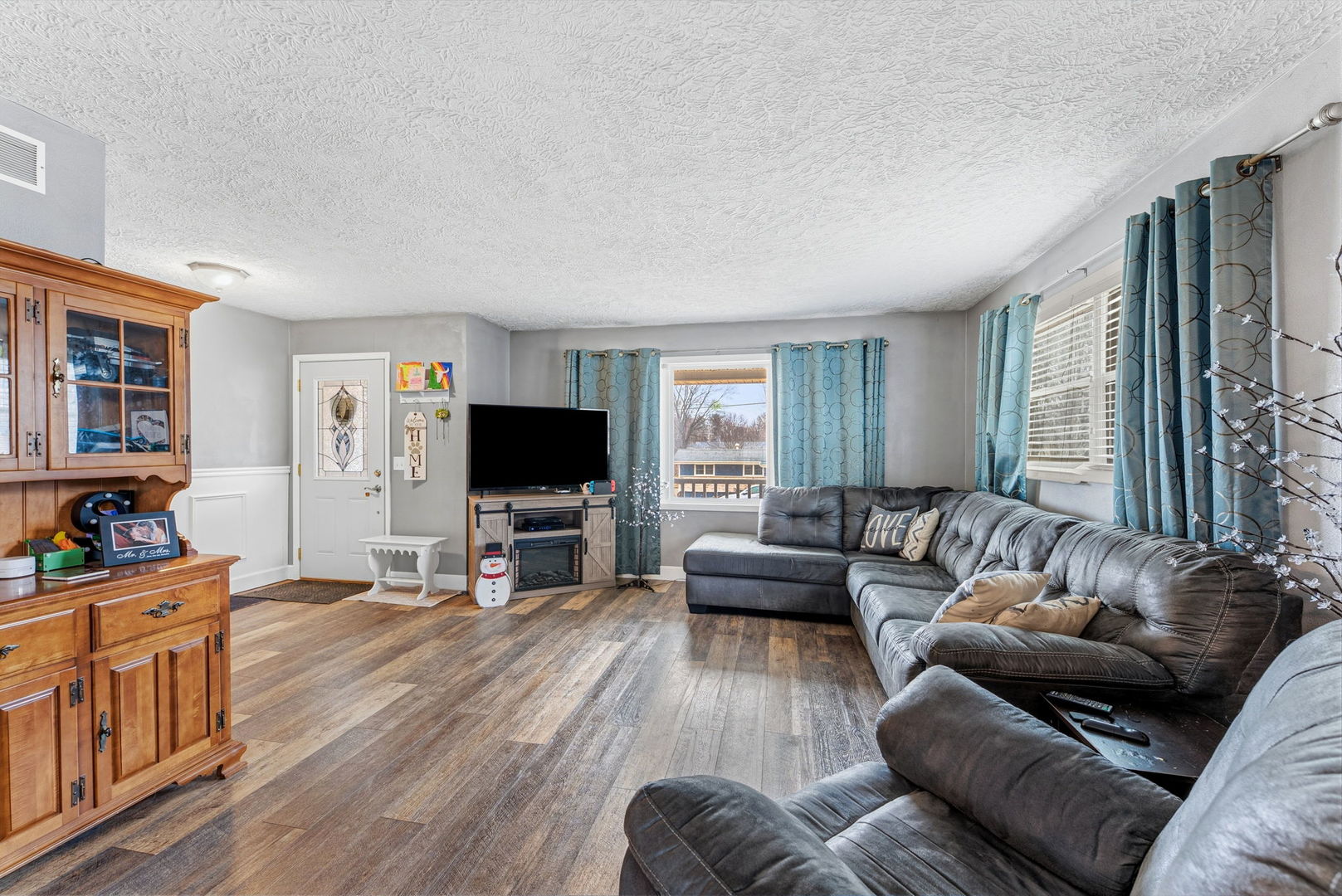 404 Southwest 10th Street Aledo, IL 61231 - Photo 4 of 27 a living room with furniture and a flat screen tv