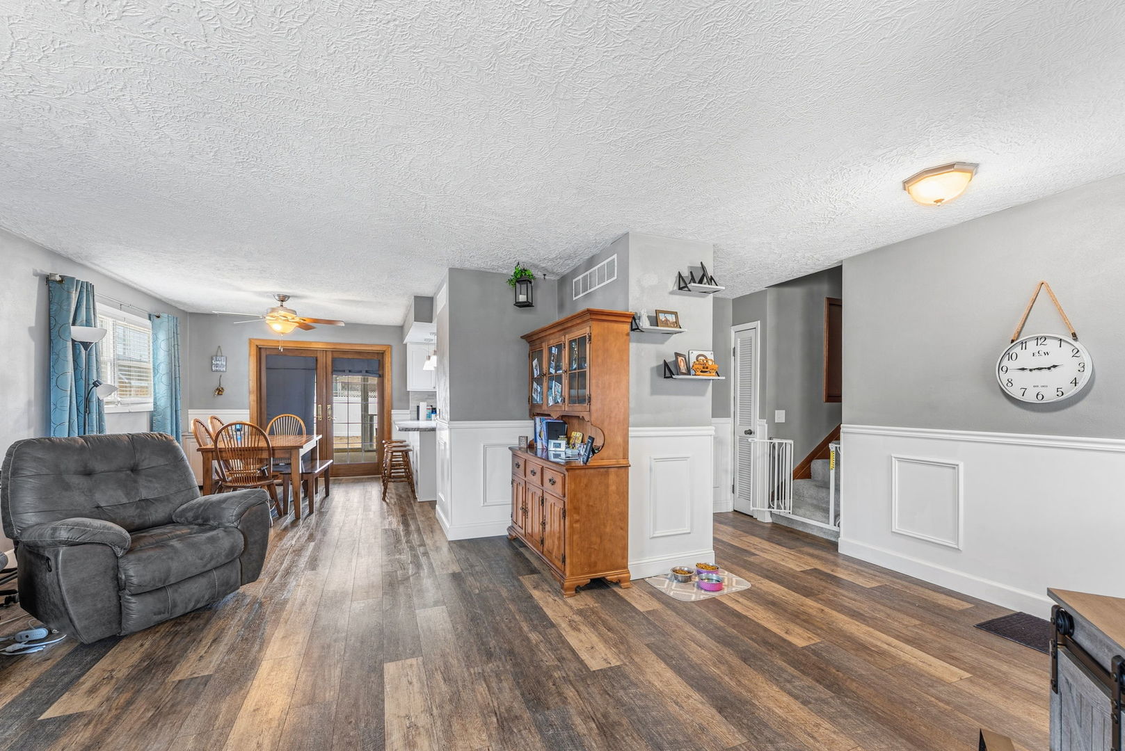 404 Southwest 10th Street Aledo, IL 61231 - Photo 5 of 27 a living room with furniture and a wooden floor