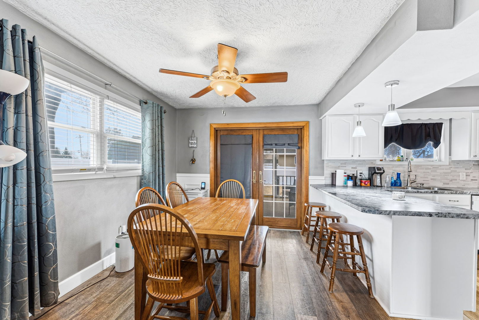 404 Southwest 10th Street Aledo, IL 61231 - Photo 6 of 27 a dining room with furniture and window