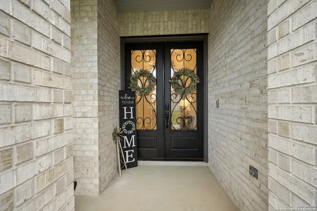 a view of entryway with a brick wall