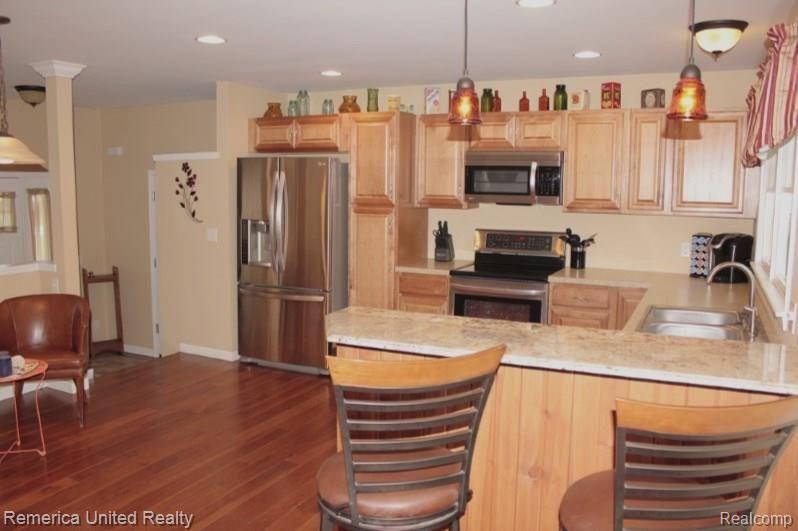 2435 Gibson Road Grand Blanc, MI 48439 - Photo 6 of 25 Kitchen w/granite topped breakfast bar