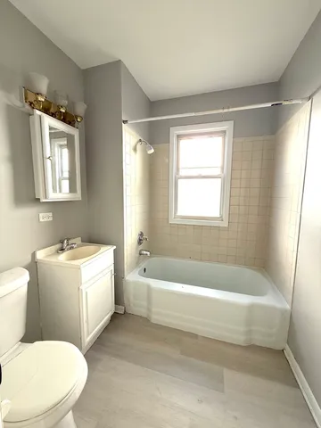 $1,475 | 828 Lenox Avenue, Unit 1, Waukegan, IL 60085