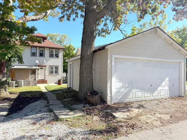 $1,475 | 828 Lenox Avenue, Unit 1, Waukegan, IL 60085