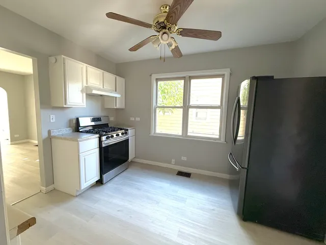 $1,475 | 828 Lenox Avenue, Unit 1, Waukegan, IL 60085