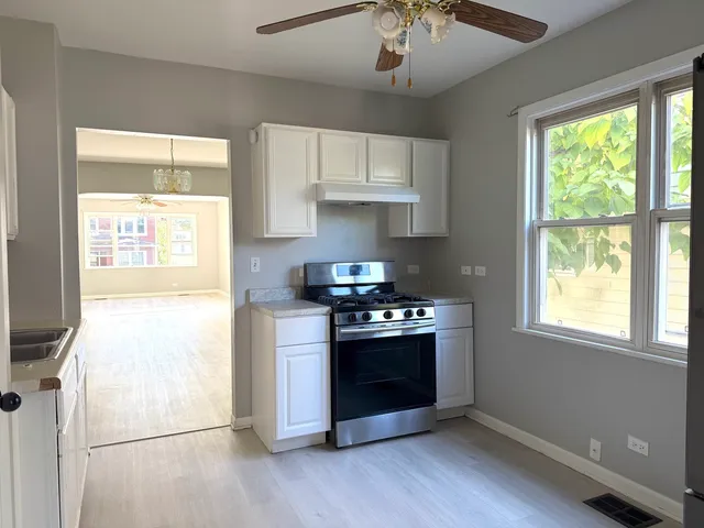 $1,475 | 828 Lenox Avenue, Unit 1, Waukegan, IL 60085