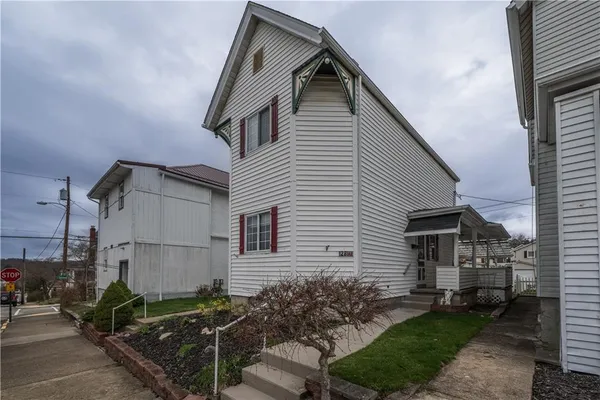 a view of house with backyard