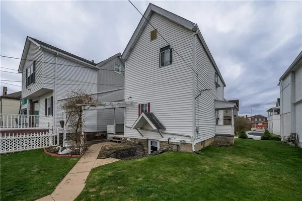 a view of a back yard of the house