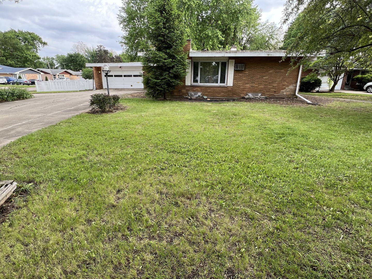 616 Seneca Drive Aurora, IL 60506 - Photo 3 of 36 a front view of a house with garden