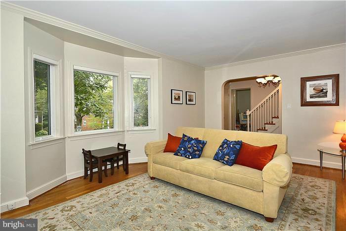 410 Mansfield Road Silver Spring, MD 20910 - Photo 3 of 28 Living Room