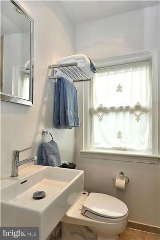 410 Mansfield Road Silver Spring, MD 20910 - Photo 21 of 28 Bath (Master)