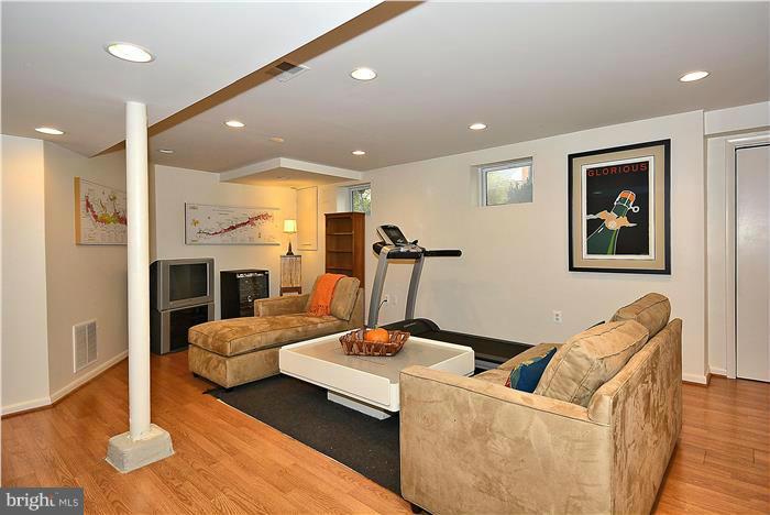 410 Mansfield Road Silver Spring, MD 20910 - Photo 23 of 28 Family Room