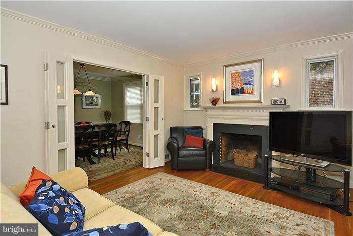 410 Mansfield Road Silver Spring, MD 20910 - Photo 4 of 28 Living Room