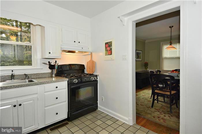 410 Mansfield Road Silver Spring, MD 20910 - Photo 10 of 28 Kitchen