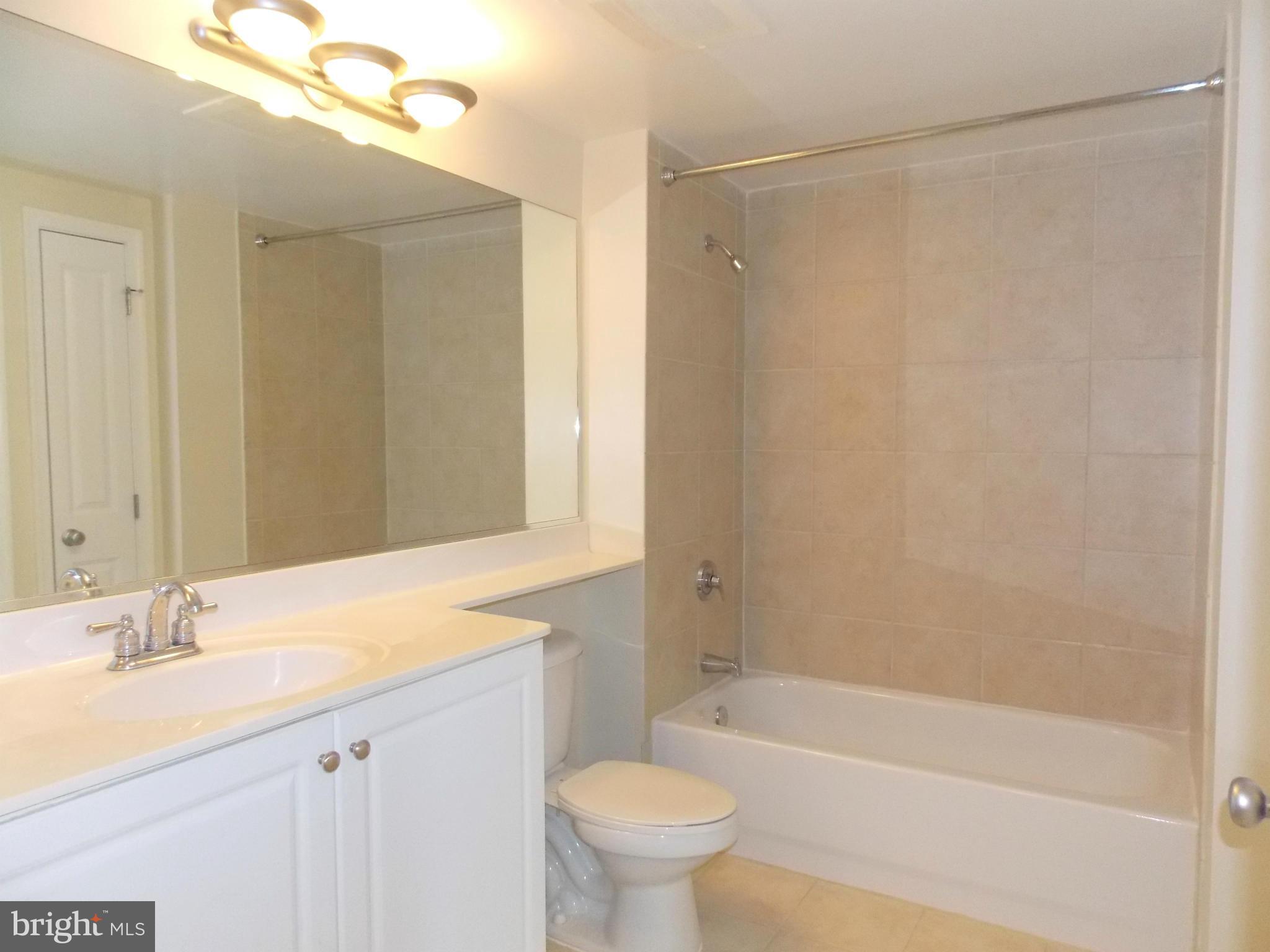 851 North Glebe Road, Unit 403 Arlington, VA 22203 - Photo 13 of 23 Bath (Master)
