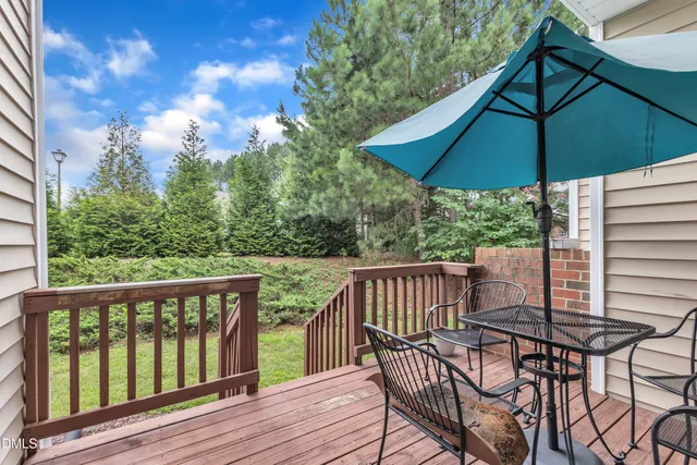 a view of a house with backyard