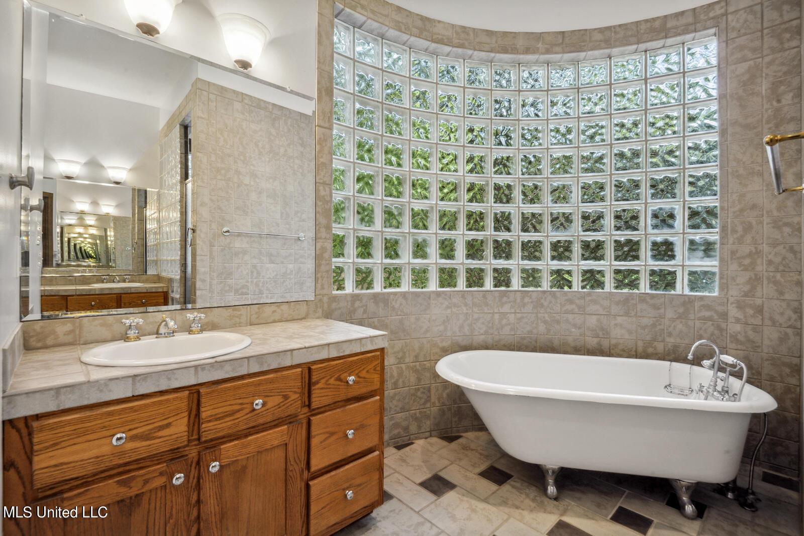 9177 Ridge Road Gulfport, MS 39503 - Photo 17 of 56 Master Bath