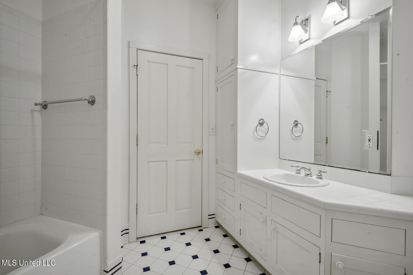 9177 Ridge Road Gulfport, MS 39503 - Photo 26 of 56 Guest BR's Bath