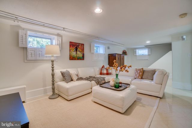 $1,350,000 | 11 East Chapman Street, Alexandria, VA 22301