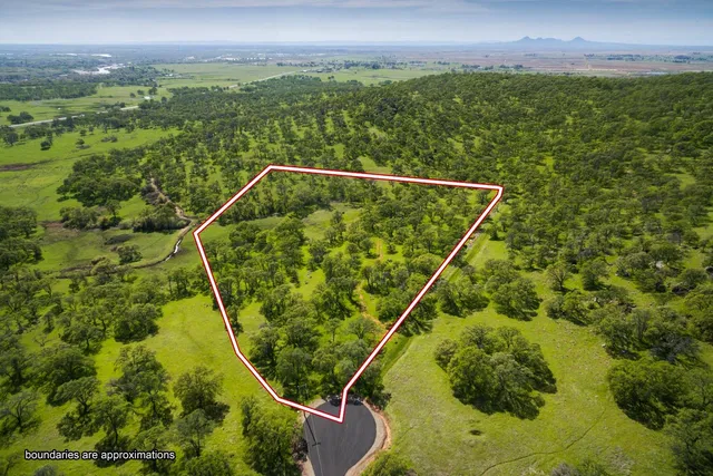 a view of a tennis court