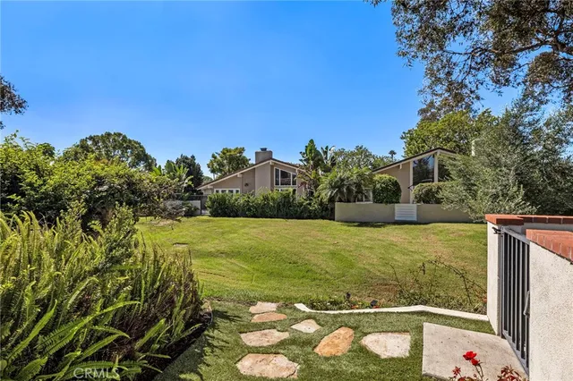 $1,750,000 | 558 Vista Flora, Newport Beach, CA 92660
